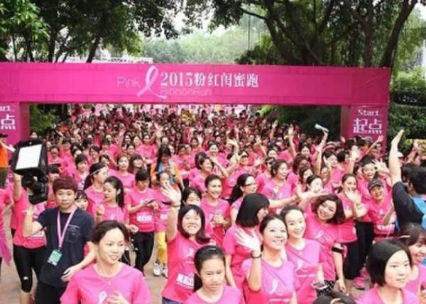 在梁峰看来，粉红女子跑是悦跑圈2015年最成功最具影响力的公益马拉松。不久之后，悦跑圈粉红女子跑便受到竞品效仿。“对方在前期宣传的过程中，所用的图片竟然出现了使用悦跑圈的粉红活动照片，而且服装、比赛设计等相似程度非常高。”对于竞品的模仿，梁峰流露出些许无奈。