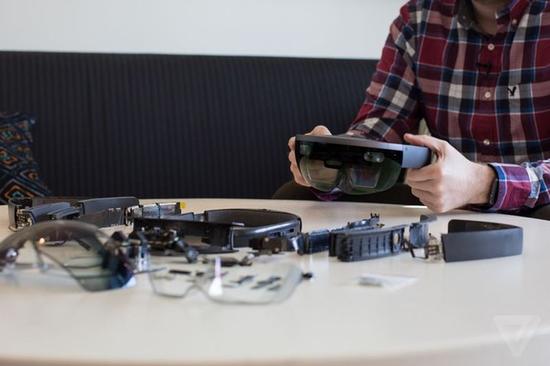 黑科技：微软HoloLens全息头盔内部结构曝光