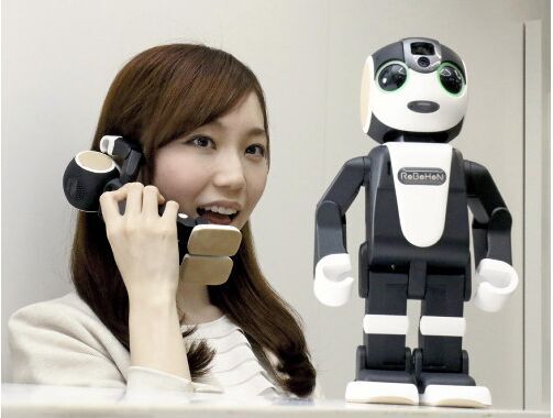 夏普推出机器人手机RoBoHoN 不仅可以通话还能跳舞和对话