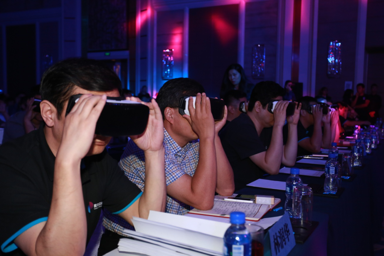 每位嘉宾都配有Gear VR眼镜 观看星河互联准备的VR视频