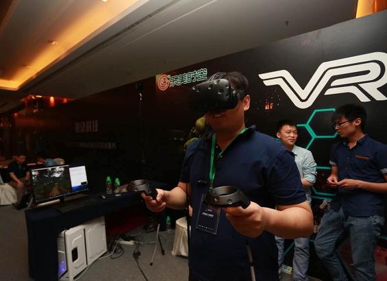 巨型机器人震撼助威 乐美时空发布VR射击游戏《银河机甲》