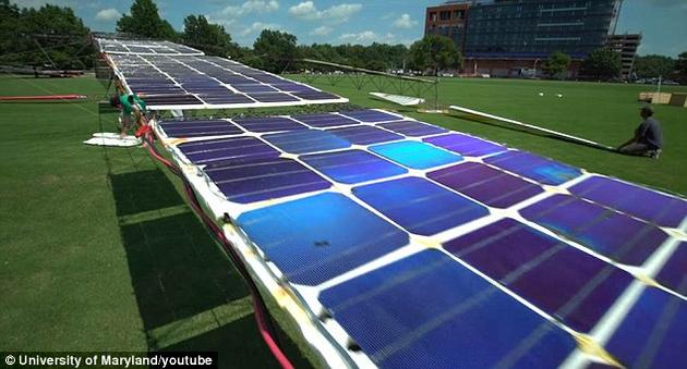 直升机上所用的每一片小型太阳能板都是单独购买的，上面都只有单晶硅太阳能电池。开发团队又用泡沫材料制作了垫板，然后组装成巨大的太阳能板，为Solar Gamera提供能源。