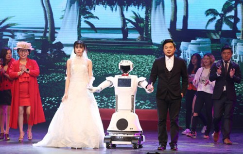 大宝机器人与舞台剧两位主演手牵手沟通交流