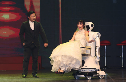 大宝机器人最高载重100公斤,轻松托起一个成人