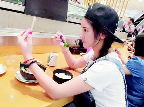 图为：女主播小团纸在马来西亚直播吃饭