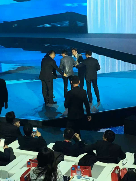 vivoXplay5水立方亮相 ，老总落水是几个意思?