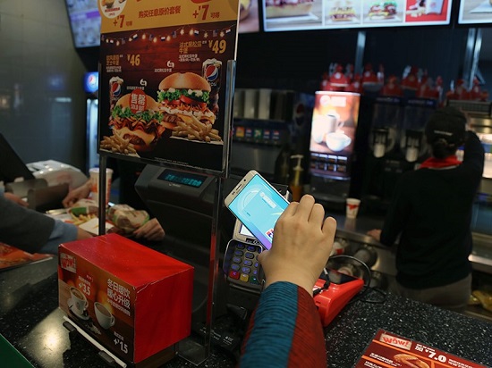 手机支付大战一触即发 Apple Pay和三星智付谁更得人心？