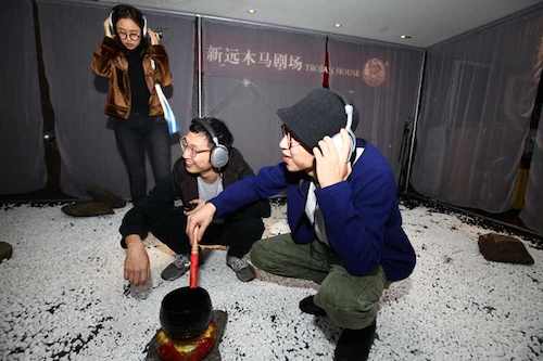 发布会嘉宾现场体验音伏IN-VOICE首款音乐耳机（IVOC-100）
