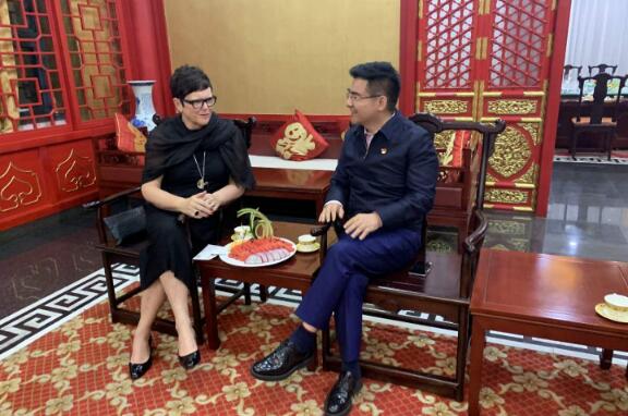 陈光标董事长与新西兰前总理:詹妮.希普莉亲密交流